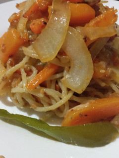 Una foto de Spaghetti con Verduras 🥬🥕🍅