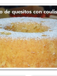 Una foto de Bizcocho de quesitos con coulis de fresa (Thermomix)