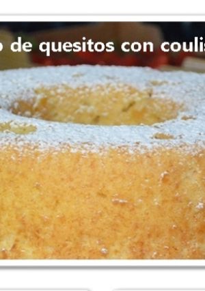 Una foto de Bizcocho de quesitos con coulis de fresa (Thermomix)