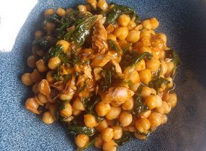 Foto principal de Garbanzos con espinacas y caballa
