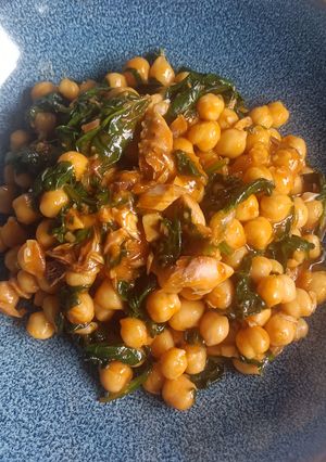 Una foto de Garbanzos con espinacas y caballa