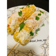 A picture of Mexican Elotes. Corn on the cob.