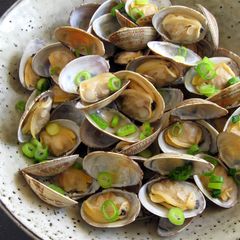 A picture of Steamed Clams with Sake (Rice Wine).