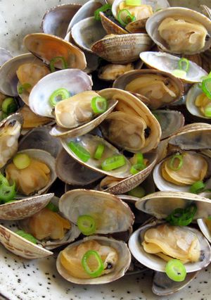 A picture of Steamed Clams with Sake (Rice Wine).