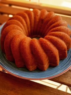 Una foto de Bundt cake genovés de vainilla y nueces