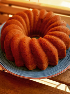 Una foto de Bundt cake genovés de vainilla y nueces