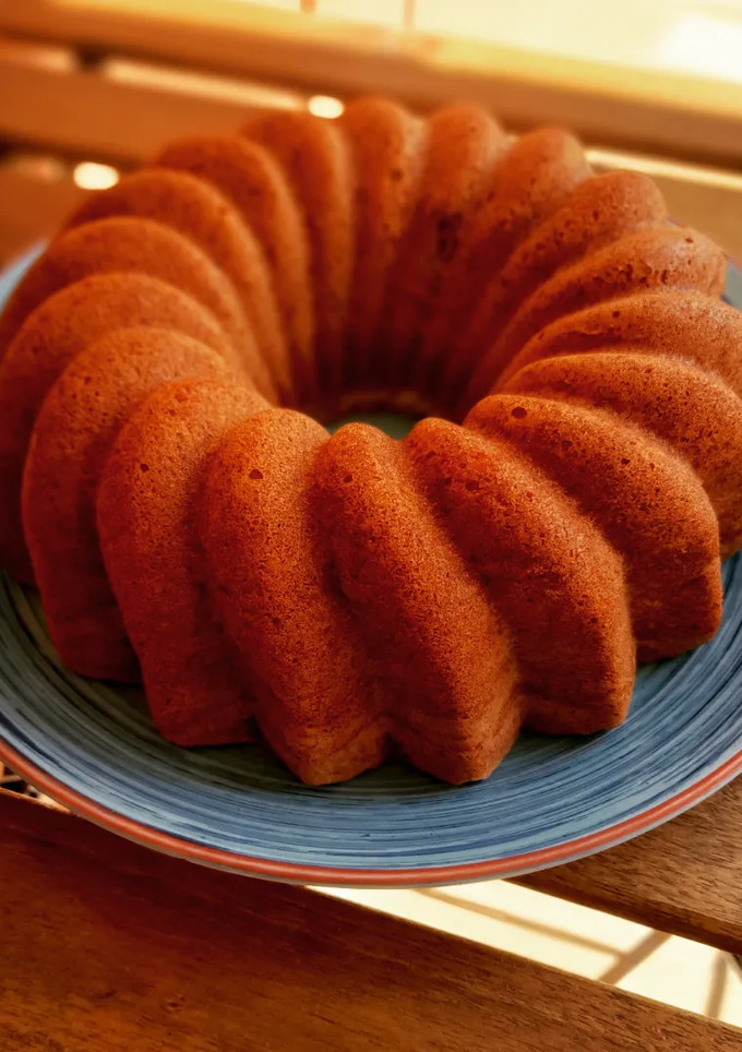 Una foto de Bundt cake genovés de vainilla y nueces