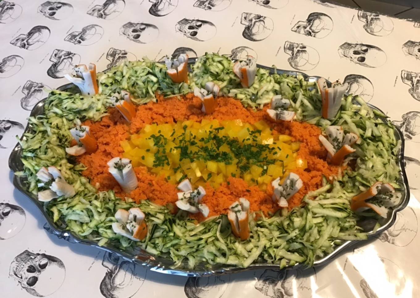 Salade de courgette, carottes et poivrons jaunes au surimi et ciboulette fraîche