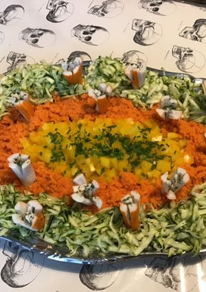 Une photo de Salade de courgette, carottes et poivrons jaunes au surimi et ciboulette fraîche