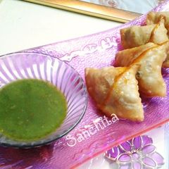 A picture of Crispy Aaloo Matar ke Samose.