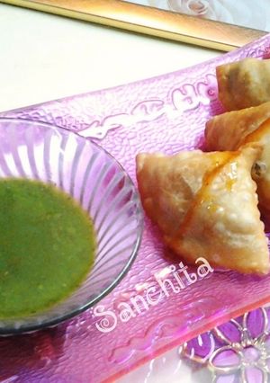 A picture of Crispy Aaloo Matar ke Samose.