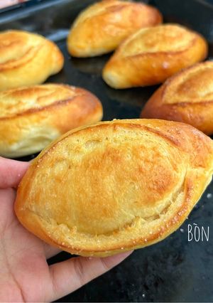 A picture of French Butter Bread Rolls (Bánh Mì Bơ Pháp).