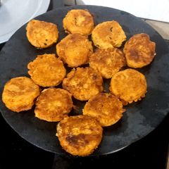A picture of Potato cutlets 🥔🧅🥔🌶️.
