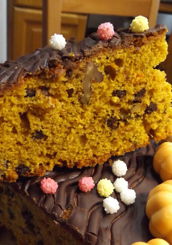 Una foto de Pastel de calabaza con nueces y chocolate