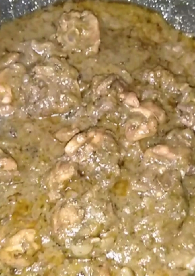 கீரீன் சிக்கன் மசாலா/ஹரியாலி சிக்கன் கிரேவி(hariyali chicken gravy recipe in tamil) செய்முறை முக்கிய புகைப்படம்