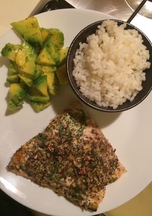 Foto di Salmone all'erba cipollina, avocado e riso
