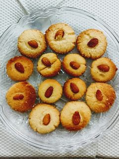 कोकोनट कुकीज़(Coconut cookies recipe in Hindi) रेसिपी मुख्य फोटो