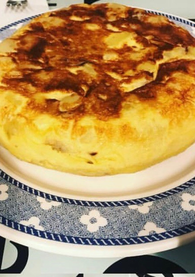 Una foto de Tortilla de patatas o Española. La de toda la vida, vamos!💃🏻
