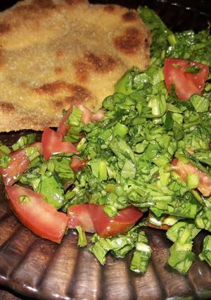Una foto de Milanesa de pollo al horno con ensalada de rúcula y tomate