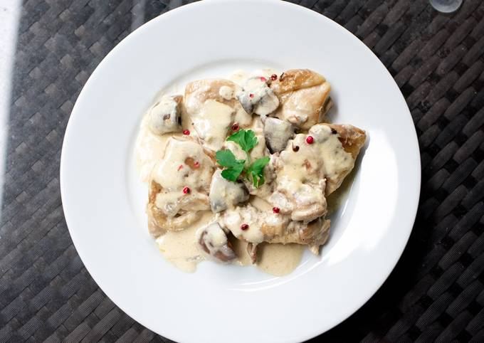 Chicken fricassee: Boiled chicken in cream