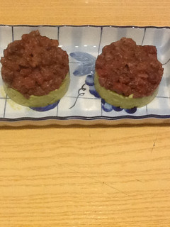 Una foto de Tartar de atún rojo con aguacate