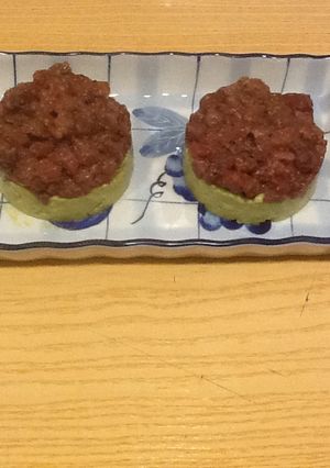 Una foto de Tartar de atún rojo con aguacate