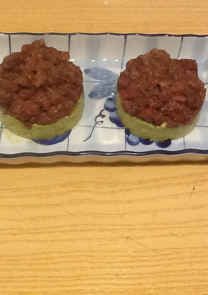Una foto de Tartar de atún rojo con aguacate