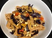 Una foto de pasta con tomates cherry y berenjena