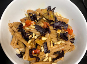 Una foto de Pasta con berenjena y tomatitos uva