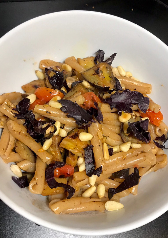 Una foto de Pasta con berenjena y tomatitos uva