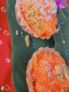 सुखड़ी टार्ट विथ पपाया हलवा (Sukhdi Tart with papaya halwa recipe in hindi) रेसिपी मुख्य फोटो