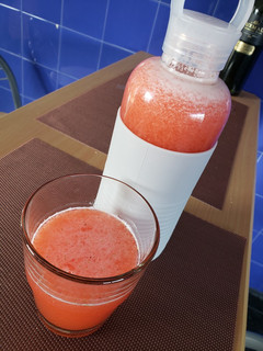 Una foto de Limonada rosa con jengibre