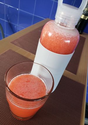 Una foto de Limonada rosa con jengibre