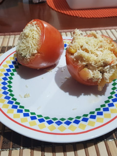 Una foto de Tomates rellenos con pollo al horno