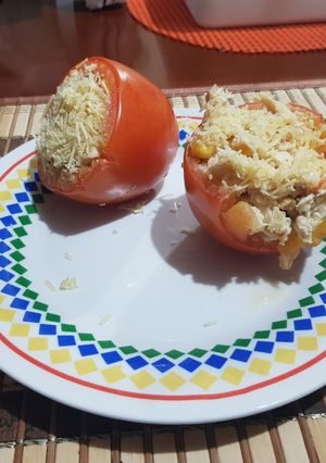 Una foto de Tomates rellenos con pollo al horno