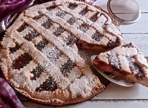 Foto di Crostata"doppio strato"...farcita con crema allo yogurt e marmellata di ciliegie 🍒