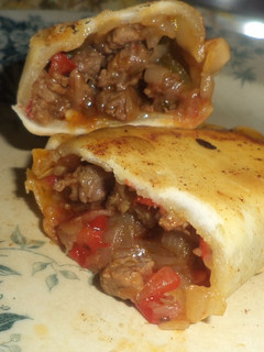 Una foto de Empanadas de carne cortada a cuchillo
