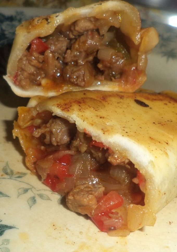 Una foto de Empanadas de carne cortada a cuchillo