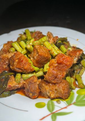 รูปของ ผัดพริกแกงหมูกรอบใส่ถั่วฝักยาว