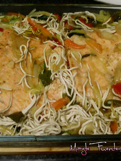 Una foto de Salmón al horno con verduras y gulas