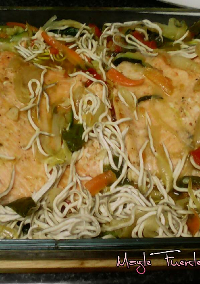Una foto de Salmón al horno con verduras y gulas