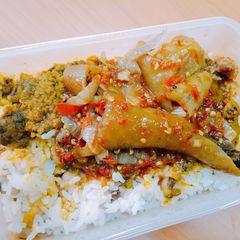 A picture of Peppered cow leg in banga sauce and white rice.