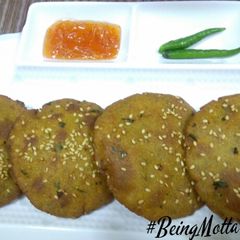 A picture of Methi bhaji na dhebra.