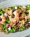 Ensalada templada de lentejas con edamame y gambones