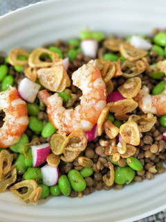 Una foto de Ensalada templada de lentejas con edamame y gambones
