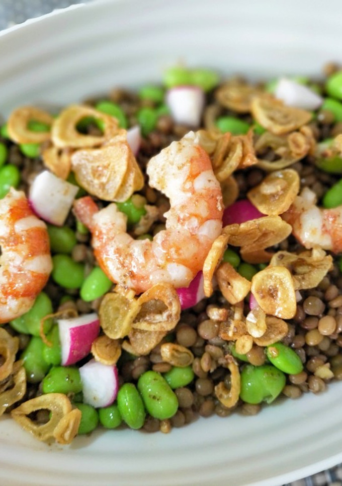 Una foto de Ensalada templada de lentejas con edamame y gambones