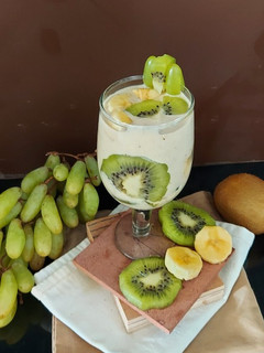 કીવી બનાના મિલ્ક શેક(kiwi banana milk shake recipe in Gujarati) રેસીપી મુખ્ય ફોટો