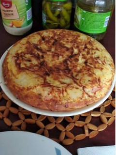 Una foto de Tortilla de patatas rellena de queso y jamón adobado (con cebolla)