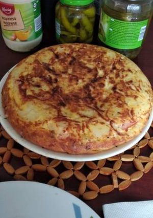 Una foto de Tortilla de patatas rellena de queso y jamón adobado (con cebolla)