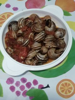 Una foto de Caracoles picantes con tomate